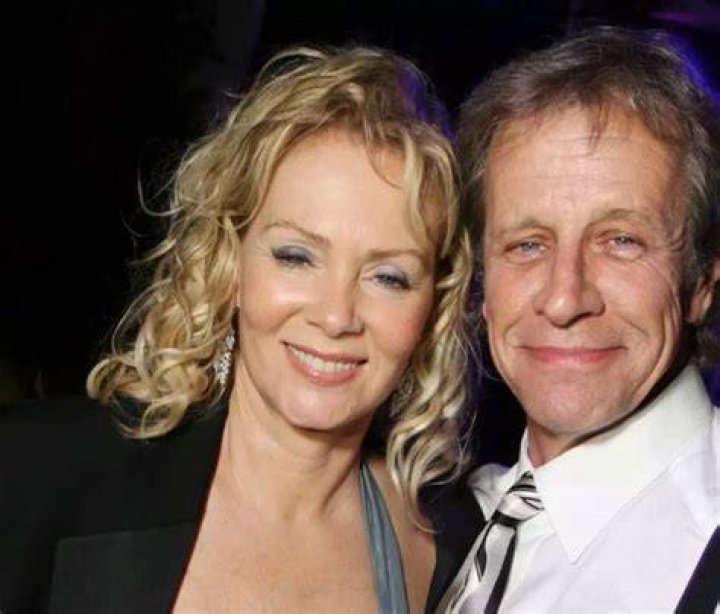 Charlie Gillespie GF - Is Julie And The Phantoms Star Currently Dating A Girlfriend?